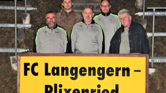 Die neu gewählte Führung des Vereins (vorne, von links): Rupert Gruber, Christian Tezner, Georg Wohlleben, (hinten) Andi Zigldrum und Christian Leitmeir. <br> (Foto: FC Plixenried-Langengern)