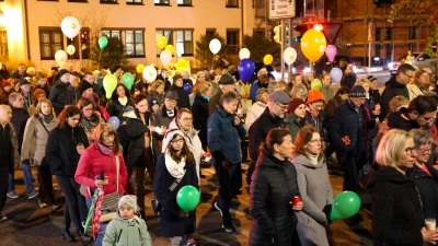 <b>Von der Stadtpfarrkirche</b> zum Friedhof zogen die Teilnehmer an der Nacht des Lichts mit Luftballons, die sie später steigen ließen. <br> (Foto: Erich Hoffmann)