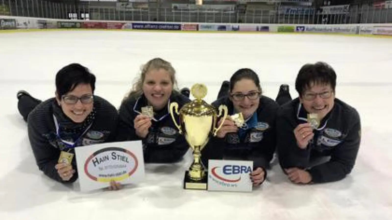 Über die Goldmedaille   beim bayrischen Pokalfinale freuten sich die Kühbacher Eisstockschützinnen Veronika Filgartshofer, Regina Gilg, Lisa Seitz und Marianne Weigl (von links).	Foto: ei (Foto: ei)