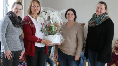 Gertraud Altmann   (zweite von links) bekam zum Abschied von den Elternbeirätinnen (von links) Veronika Schmid, Lisa Wittmann und Julia Stolz ein Geschenk. 	Foto: Alice Lauria (Foto: Alice Lauria)