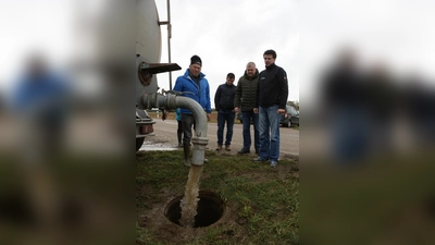 Mehrere tausend Liter   Regenwasser haben die Landwirte um Reinhard Herb (links) in einen Schacht abgelassen, um zu demonstrieren, dass das Oberflächenwasser direkt an der Messstelle ankommt.