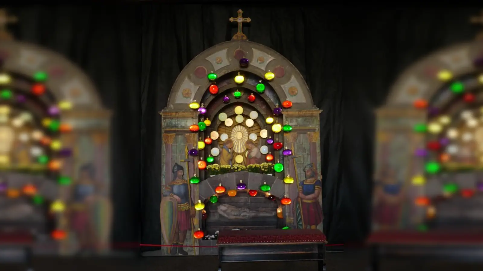 Das „Heilige Grab”   von Hohenzell mit seinen Glaskugeln, die mit gefärbtem Wasser gefüllt sind. 	Foto: Gisela Huber (Foto: Gisela Huber)