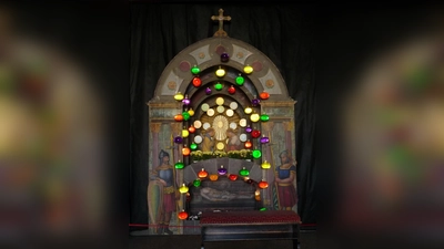 Das „Heilige Grab”   von Hohenzell mit seinen Glaskugeln, die mit gefärbtem Wasser gefüllt sind. 	Foto: Gisela Huber (Foto: Gisela Huber)