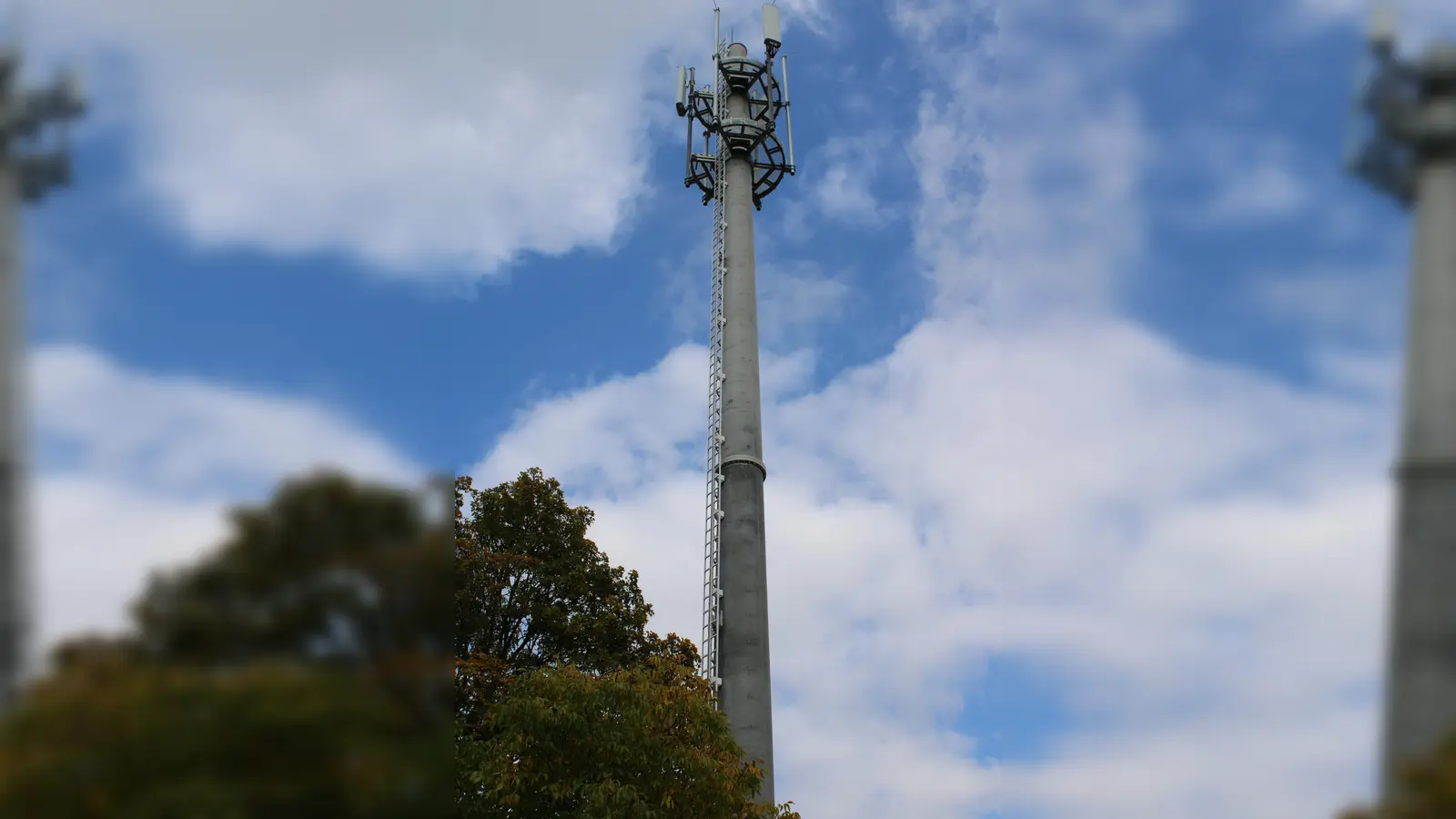 Die Deutsche Funkturm GmbH baute auf dem Bahnhof-Gelände in KLeinberghofen im Auftrag der Telekom einen rund 30 Meter hohen Funkmast. Er wird in Zukunft das Mobilfunknetz der Telekom und gegebenenfalls weiterer Mobilfunkanbieter ergänzen. Ziel ist es, die Versorgung in der Gemeinde Erdweg zu verbessern, so dass nach Fertigstellung die Möglichkeit besteht , schneller und stabiler mobil zu surfen und zu telefonieren. Der Mobilfunkmast ist auch geeignet um zukünftig 5 G-Dienste nutzen. Die Inbetriebnahme ist im kommenden Jahr geplant, teilte die Gemeine mit.<br><br> (Foto: Franz Hofner)