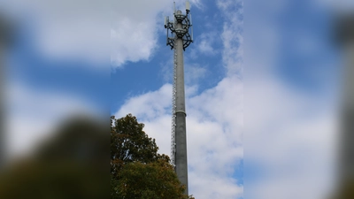 Die Deutsche Funkturm GmbH baute auf dem Bahnhof-Gelände in KLeinberghofen im Auftrag der Telekom einen rund 30 Meter hohen Funkmast. Er wird in Zukunft das Mobilfunknetz der Telekom und gegebenenfalls weiterer Mobilfunkanbieter ergänzen. Ziel ist es, die Versorgung in der Gemeinde Erdweg zu verbessern, so dass nach Fertigstellung die Möglichkeit besteht , schneller und stabiler mobil zu surfen und zu telefonieren. Der Mobilfunkmast ist auch geeignet um zukünftig 5 G-Dienste nutzen. Die Inbetriebnahme ist im kommenden Jahr geplant, teilte die Gemeine mit.<br><br> (Foto: Franz Hofner)