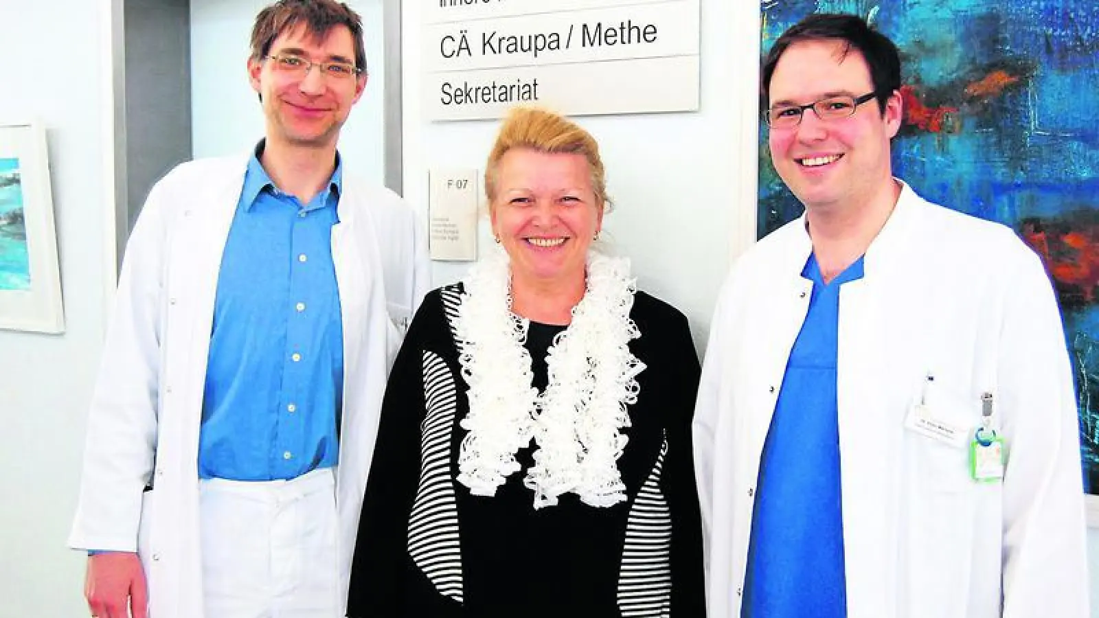 &lt;p&gt; &lt;x_bildunterschr&gt; &lt;b&gt;Das kleinste EKG &lt;/b&gt; der Welt hat Kerstin Landgraf in ihrer Brust. Eingesetzt wurde es ihr von Dr. Eimo Martens (rechts), worüber sich der Chef der Inneren, Privatdozent Professor Heiko Methe, freut.    Foto: Alfred Haas &lt;/x_bildunterschr&gt; &lt;/p&gt;
