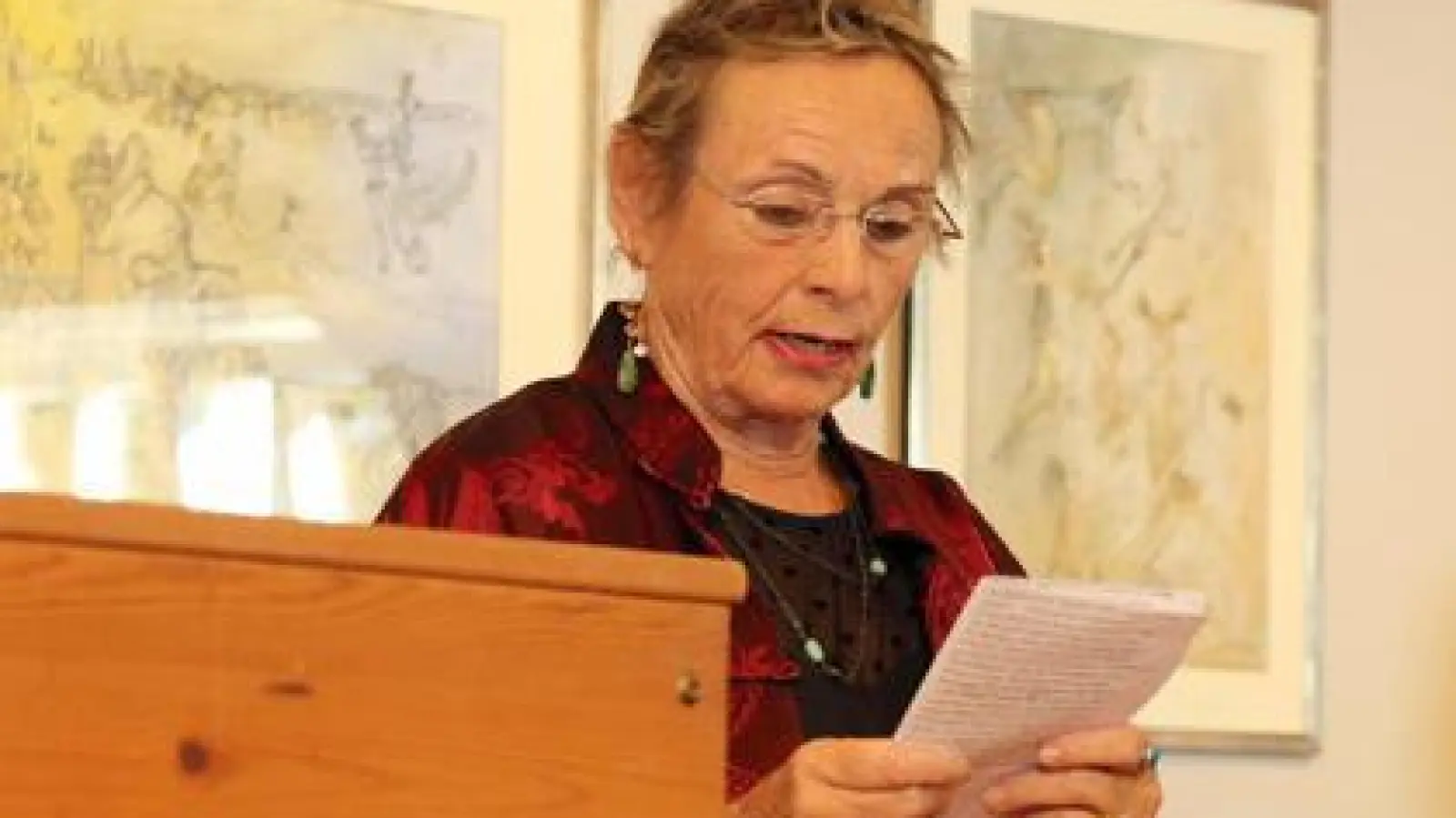 Bettina Böhmer,   die Tochter der Malerin, las einen Brief Bele Bachems vor.