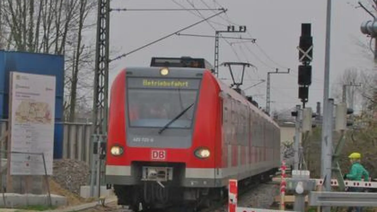 Gestern fand  die Abnahmefahrt auf der elektrifizierten S-Bahnstrecke Dachau-Altomünster statt. Offizielle Eröffnung ist am Sonntag, 14. Dezember. 	Foto: Franz Hofner (Foto: Franz Hofner)
