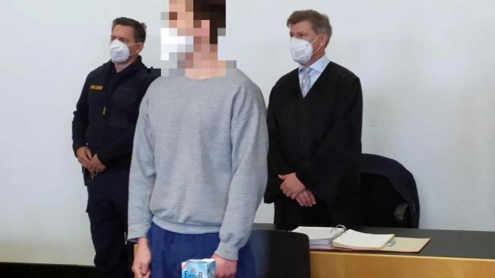 Der 20-jährige Angeklagte   wollte am ersten Prozesstag keine Angaben machen. Verteidigt wird er unter anderem von Rechtsanwalt Werner Ruisinger (rechts). 		Foto: Patrick Bruckner (Foto: Patrick Bruckner)