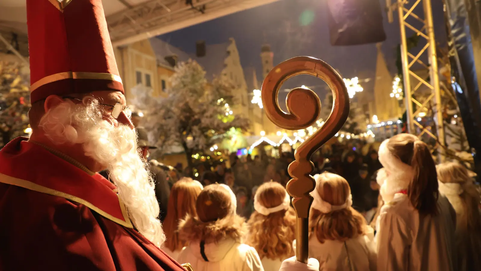 Der Nikolaus öffnet bis 24. Dezember täglich um 17.30 Uhr ein neues Fenster am Aichacher Rathaus-Adventskalender 2023. Die Aichacher Engerl begleiten ihn. (Foto: Erich Hoffmann)