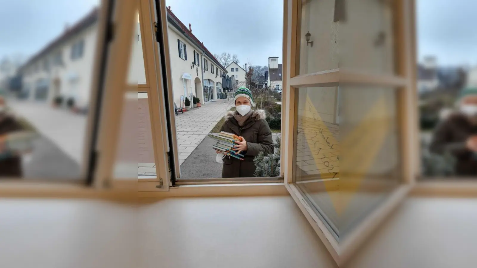 Monika Mägele   holt am Fenster der Affinger Bücherei ihre bestellten Bücher ab - vor allem Kinderbücher. 	Foto: Margit Bleis (Foto: Margit Bleis)