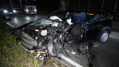 <b>In diesem Auto</b> starb die 31-jährige Fahrerin. Sie war am Sonntag um 23.50 Uhr bei Ecknach frontal mit einem Lkw zusammengestoßen. (Foto: vifogra / Friedrich)