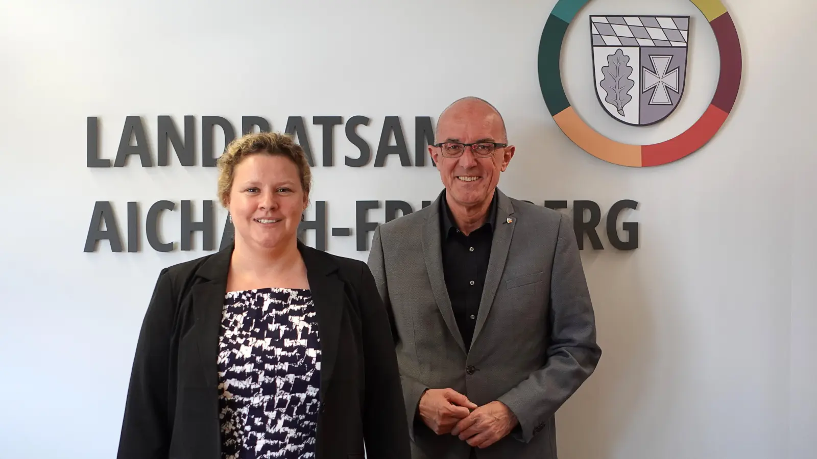 <b>Karin Ströbel</b> übernimmt die Abteilung „Kommunales und Soziales” am Landratsamt. Landrat Dr. Klaus Metzger freut sich über die neue Mitarbeiterin.  (Foto: Teresa Wörle, Landratsamt)
