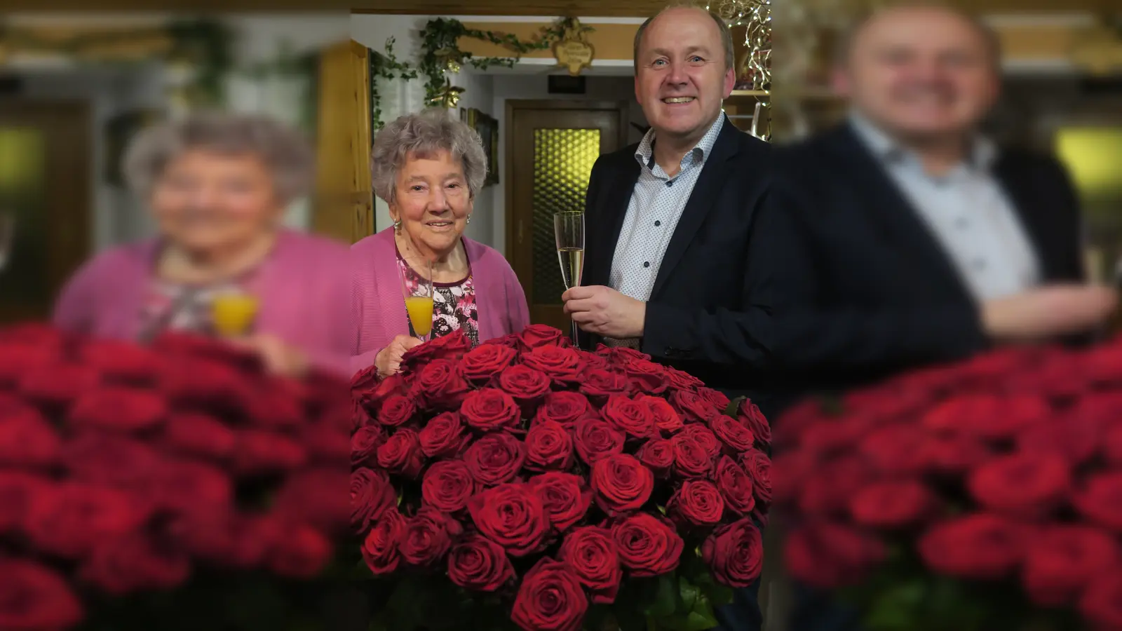 <b>Vor 90 roten Rosen</b> erhob die gutgelaunte Jubilarin Anni Glas zusammen mit Bürgermeister Markus Hertlein das Glas.  (Foto: Josef Ostermair)
