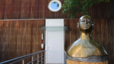 <b>Eine Bronzeskulptur</b> von Werner Asam vor dem Galeriebau in Aichach. (Fotos: Berndt Herrmann)