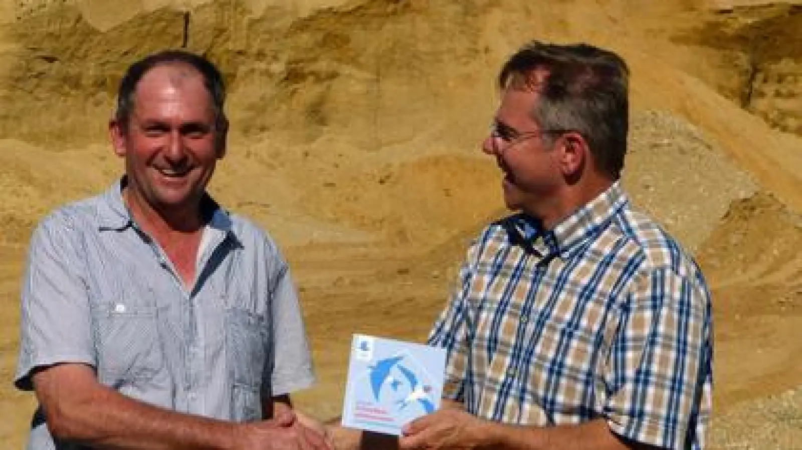 „Schwalben willkommen”   heißt es bei Landwirt Anton Wenger aus Schiltberg (links). Eine entsprechende Auszeichnung erhielt er dafür vom Landesbund für Vogelschutz (LBV). 	Foto: Ludwig Madlener (Foto: Ludwig Madlener)