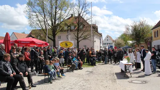 <b>Pfarrer Paul Mahl</b> gab den zahlreichen Bikern, die sich am Samstag auf dem Kühbacher Marktplatz versammelt hatten, seinen Segen mit auf den Weg. (Foto: Melanie Nießl)