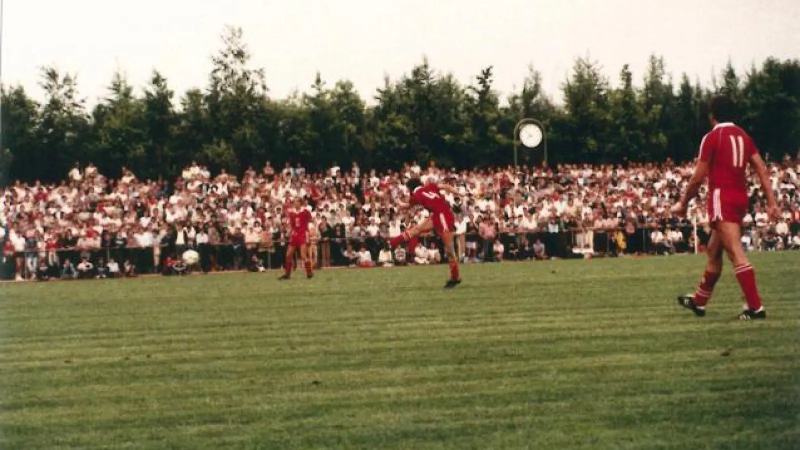 So voll war am Abend des 9. Juni 1983   das Aichacher Landkreisstadion. Fast 7000 Zuschauer verfolgten das Entscheidungsspiel um die Meisterschaft in der Landesliga Süd zwischen dem TSV Aindling und dem TSV Eching.	Foto: privat (Foto: privat)