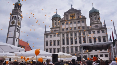 Die große Friedenstafel findet am 8. August auf dem Augsburger Rathausplatz statt. Zur Eröffnung des Kulturprogramms des Friedensfests singen am Samstag ab 23 Uhr 29 Chöre zusammen auf dem Rathausplatz. (Foto: Patrick Bruckner)
