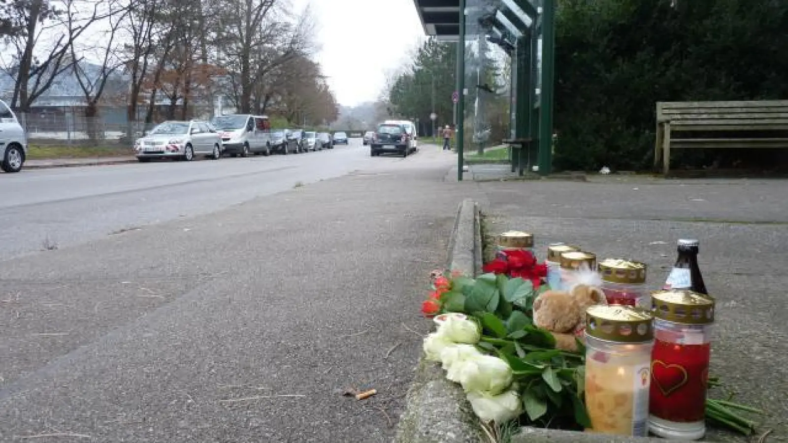 An der Haltestelle   „Uhlandstraße” im Augsburger Stadtteil Pfersee ist ein 28-Jähriger am Freitag tödlich verletzt worden.	Foto: Laura Türk (Foto: Laura Türk)
