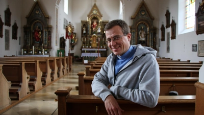 Tobias Seyfried, hier in der Pfarrkirche St. Laurentius in Griesbeckerzell, mag es leger. Über dem Priesterhemd mit dem Kollar (dem weißen Kragen) trägt er ein bequemes Kapuzenshirt. (Foto: Wolfgang Glas)