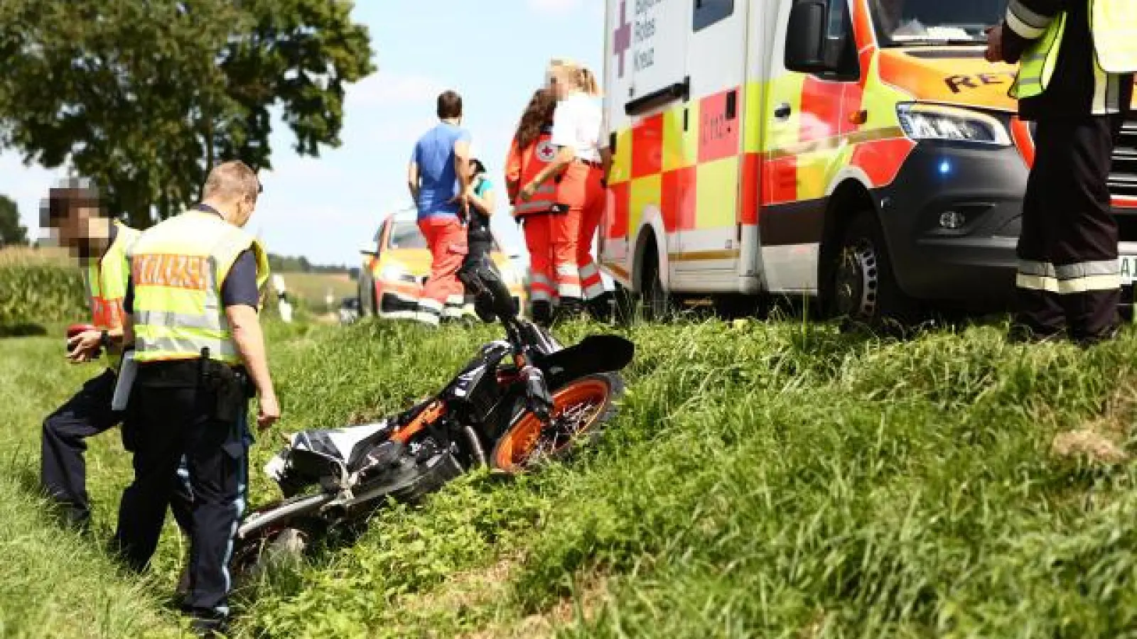 Ihr Motorrad flog einige Meter weiter, die 20-jährige Fahrerin blieb im Straßengraben zwischen Obergriesbach und Taiting liegen. Am Donnerstag ist die junge Frau verstorben.