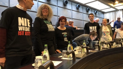 <b>Mit T-Shirts</b> positionierte sich die Grünen-Fraktion bei der Kreistagssitzung im Februar gegen Rechtsextremismus und Hetze.  (Archivfoto: Berndt Herrmann)