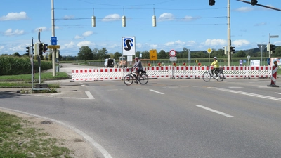 Wegen der Sanierung der Staatsstraße ist die Strecke zwischen Flughafen und Mühlhausen bis Anfang September gesperrt.  (Foto: Josef Abt)