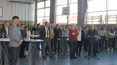 <b>Interessiert verfolgten</b> die Zuhörer die Ausführungen von Bürgermeister Toni Schoder, als er die Pläne für 2024 erläuterte. (Foto: Claudia Mokosch)