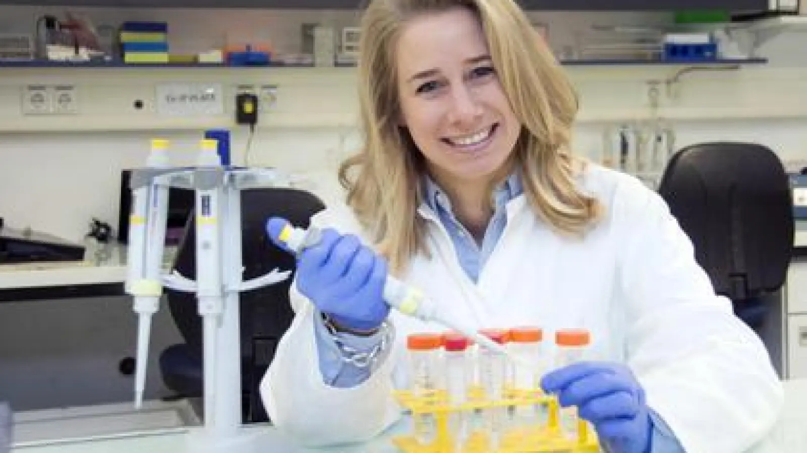 Theresa Käuferle   leitet eine Studie, bei der Krebskranken, die an einer Virusinfektion erkrankt sind, Immunzellen des Stammzellspenders verabreicht werden.