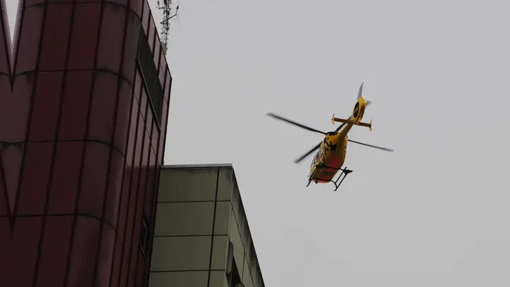 Nach der Erstversorgung brachten die Rettungskräfte den Motorradfahrer mit einem Hubschrauber in die Uniklinik Augsburg. (Symbolfoto: Anastasia Trifanova)