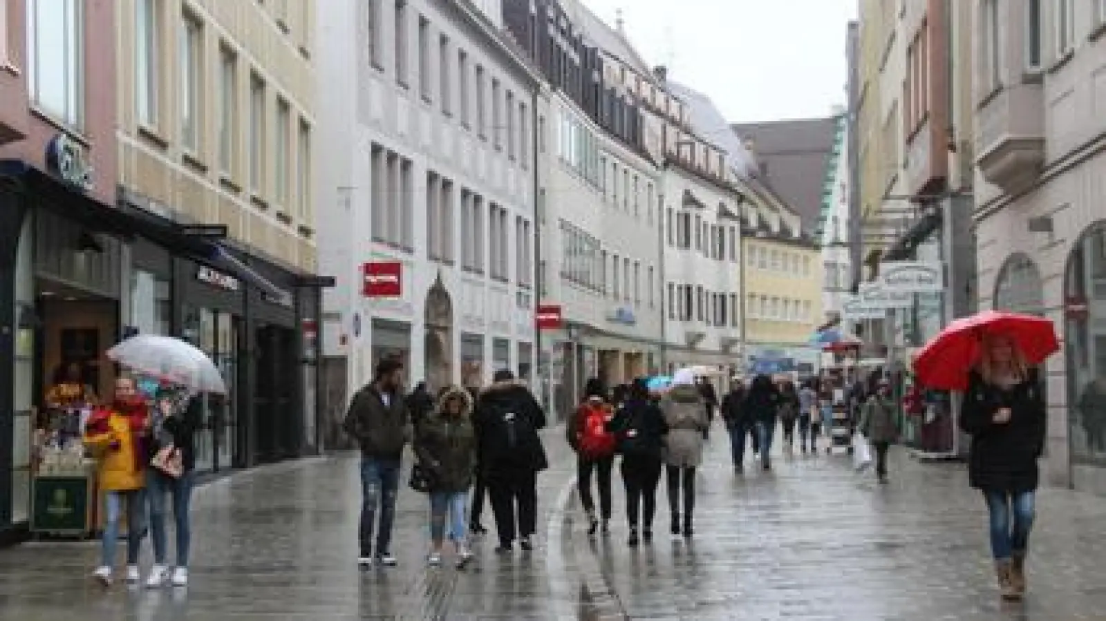 Weniger Passanten:   Auch bei Regenwetter sind in der Augsburger Innenstadt einige Leute unterwegs. Nach aktuellen Zählungen sind es aber 20 000 Menschen weniger als noch im Vorjahr. 	Foto: Tanja Grabler (Foto: Tanja Grabler)