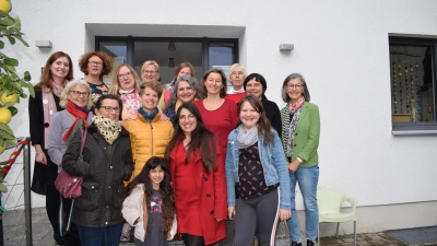 <b>Julia Baur</b> (dritte Reihe links) mit ihren ehrenamtlichen, fleißigen Helferinnen, die Woche für Woche das &quot;Café für alle&quot; am Familienstützpunkt der Caritas Aichach organisieren.  (Foto: Thomas Weinmüller)