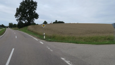<b>Auf dieser Ackerfläche</b> am Ortsende von Gumpersdorf entlang der Staatsstraße 2337 soll das vom Bürgermeister und Gemeinderat gewünschte Gewerbegebiet entstehen. (Foto: Josef Ostermair)