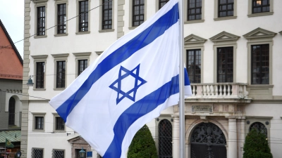 Die erst am Montag erneuerte Israel-Flagge auf dem Rathausplatz wurde erneut beschädigt. (Foto: Ruth Plössel / Stadt Augsburg)