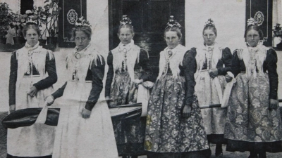<b>Fahnenbraut</b> und Fahnenjungfrauen bei der Fahnenweihe des Krieger- und Soldatenvereins Ober- und Untermauerbach am 11. Juni 1922. (Foto: Repro: Hans Peter)