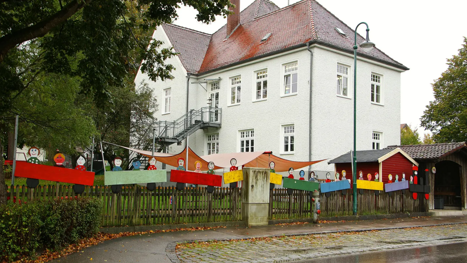 <b>Am 29. September 1912</b>wurde das Schulhaus in Griesbeckerzell fertig gestellt. Auf den Tag genau 110 Jahre später beschloss der Aichacher Stadtrat den Abriss, um Platz für einen Neubau für den Kindergarten zu haben, der seit 1974 in dem Haus untergebracht ist.  (Foto: Erich Hoffmann)