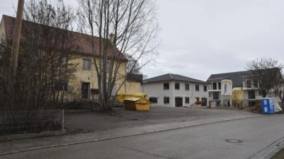 Der Bergwirt   - das gelbe Gebäude links - ist seit 2015 die große Flüchtlingsunterkunft in Peutenhausen. 	Foto: Bernd Hofmann (Foto: Bernd Hofmann)