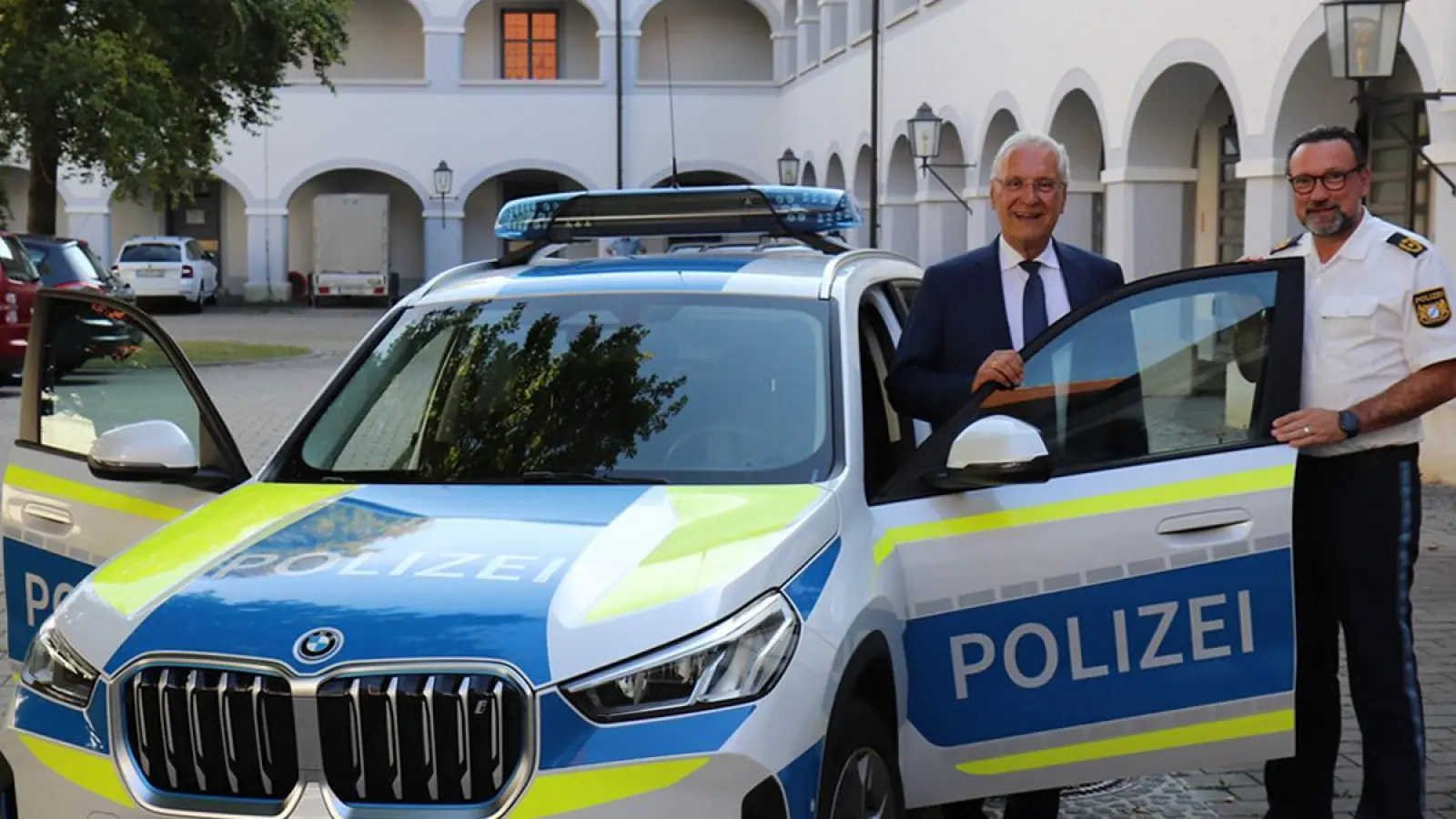 Die neuen E-Polizeiautos werden auch in Nordschwaben getestet: Bayerns Innenminister Joachim Herrmann und Polizeipräsident Martin Wilhelm mit dem neuen BMW, der nun bei der Polizeiinspektion Dillingen im Einsatz ist. (Foto: Polizeipräsidium Schwaben Nord)