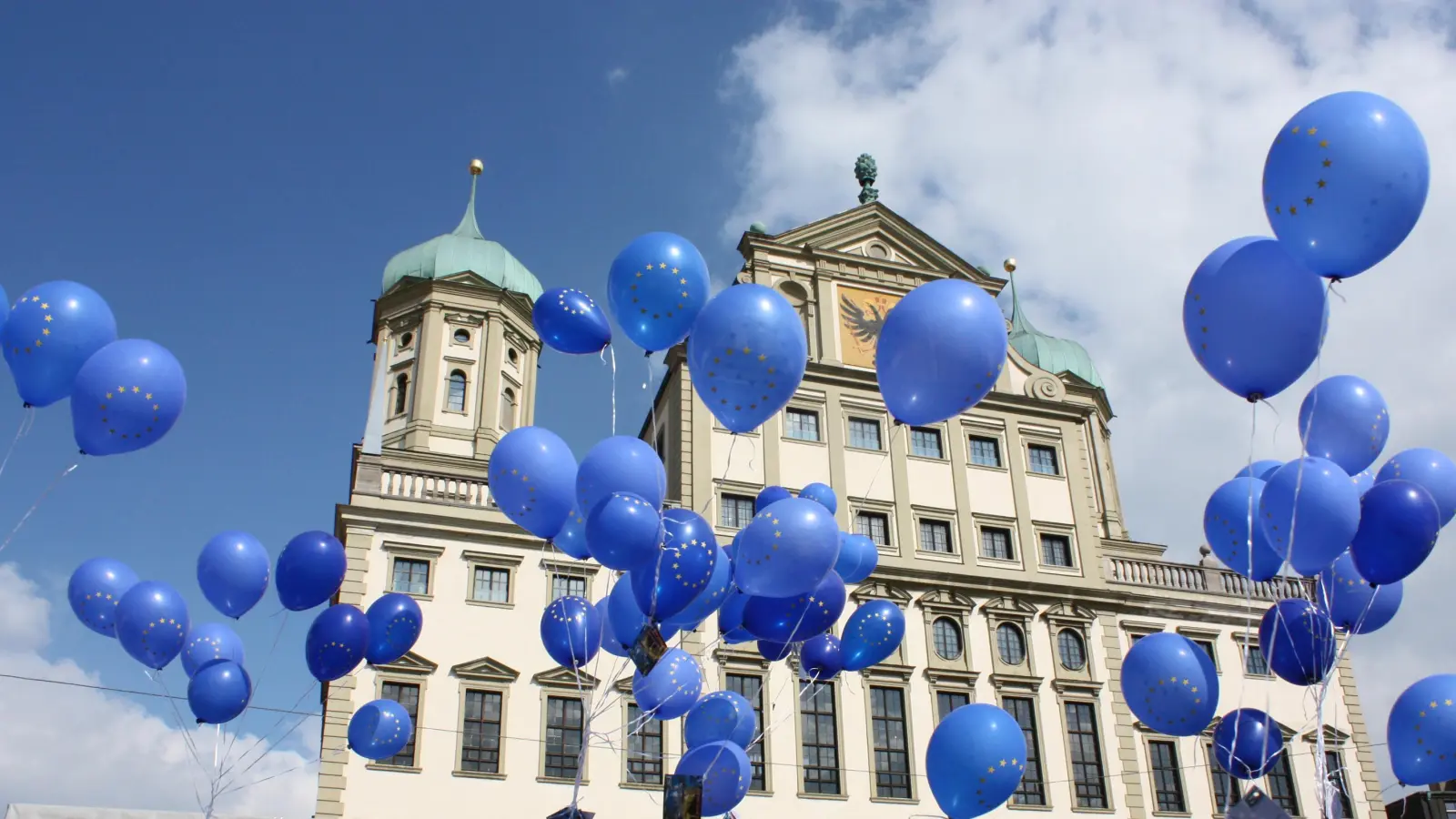 Der Augsburger Europatag gilt traditionell als der Höhepunkt der Augsburger Europawochen. In diesem Jahr wird er von der Augsburger Europa Union veranstaltet. Auf dem Rathausplatz findet am Samstag, 6. Mai, von 11 bis 16 Uhr, ein Europafest mit Gewinnspielen und Mitmachaktionen statt.  (Foto: Europabüro der Stadt Augsburg)