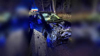 Vier Personen   wurden am Sonntagabend bei einem Unfall in der Nähe von Mainbach verletzt.