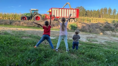 Für Simon (nicht im Bild), Laura, Xaver und Theresa ist es jedes Jahr ein Erlebnis, wenn bei Oma, Opa und Onkel in Raderstetten die große Maissilage stattfindet. <br> (Foto: Franzi Lutz)