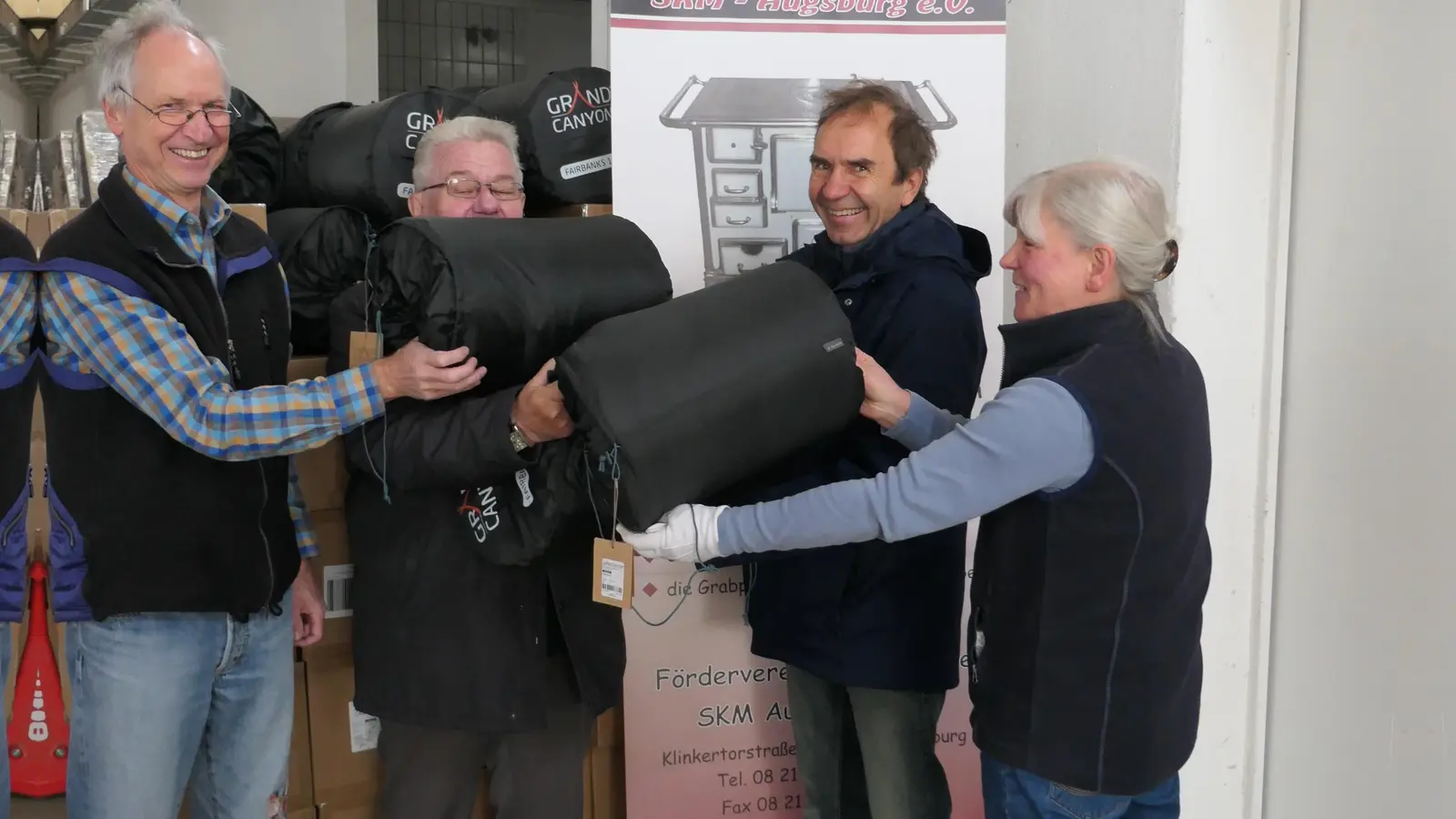 Hilfe in der kalten Jahreszeit: Humanitas Aichach übergibt Schlafsäcke an die Wärmestube.  (Foto: Förderverein Wärmestube)