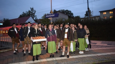 Mit frischen Brezn warteten die Mitglieder der Blaskapelle Sielenbach auf die Abfahrt der S-Bahn nach München am frühen Sonntag morgen. <br> (Foto: Thomas Weinmüller)