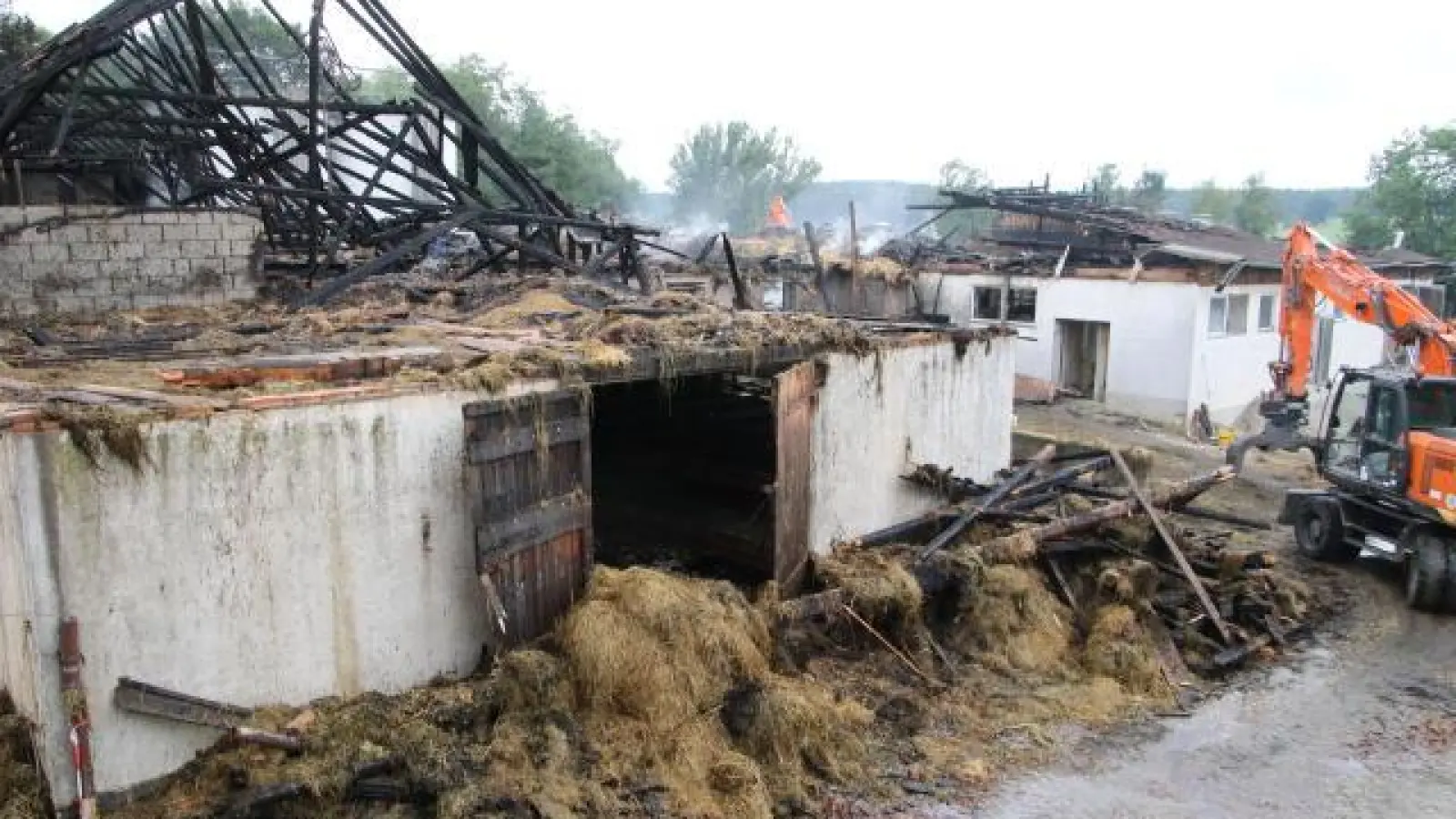 Völlig zerstört   sind die beiden landwirtschaftlichen Hallen nach dem Brand in Hollenbach.	Foto: Erich Hoffmann (Foto: Erich Hoffmann)