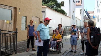 Bewohnervertreter aus dem Fachgebiet Behindertenhilfe im Caritasverband für die Diözese Augsburg haben das Angebot einer inklusiven Stadtführung ausprobiert.  (Foto: Caritas Augsburg / Birgit Böllinger)