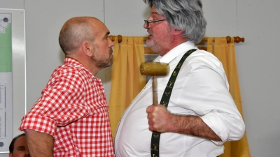 <b>Im Theaterstück</b> &quot;Nix und nix is zwoamal nix&quot; geraten Jürgen Regau (links) und Frank Quacken aneinander.  (Foto: Helmut Steurer (sh))