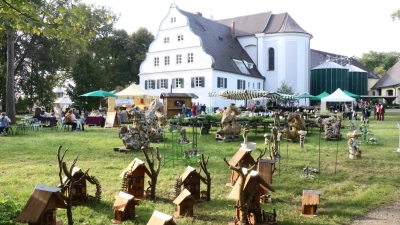 Der Vorplatz vom Schlosshof war belegt mit Ausstellern der unterschiedlichsten Waren, es gab Blumen, kunstvolle Vogelhäuschen, Obst und Gemüsestände.  (Foto: Josef Abt)