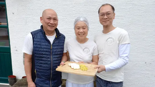 <b>Drei aus der Familie Tran</b>, die die gleichnamige Tofurei betreibt (von links): „Papa und Mama Tofu” Hiu-Tai Tran und Thi Tieng Phan mit ihrem Sohn Phong.  (Foto: Ines Speck)