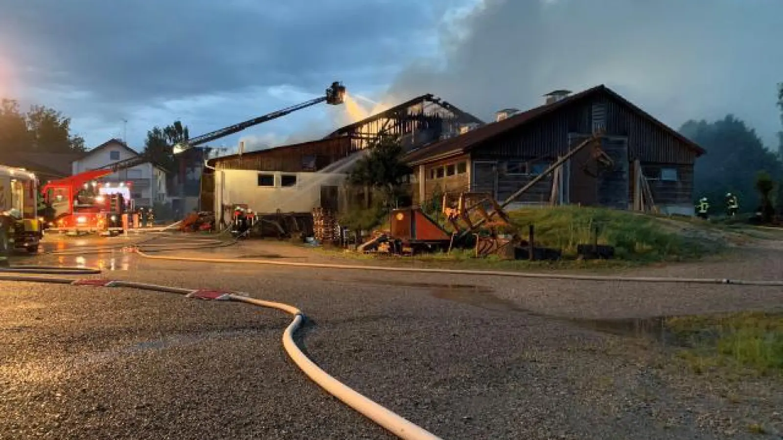 Zwei Stallgebäude brannten gestern Abend in Hollenbach nach einem Blitzschlag aus. Menschen oder Tiere wurden nicht verletzt. Der Schaden beläuft sich nach ersten Schätzungen der Polizei Aichach auf etwa 500 000 Euro.